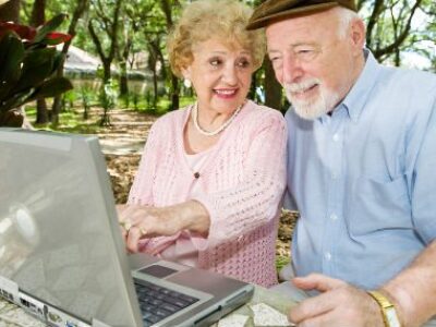 seniors-logging-on-to-the-internet